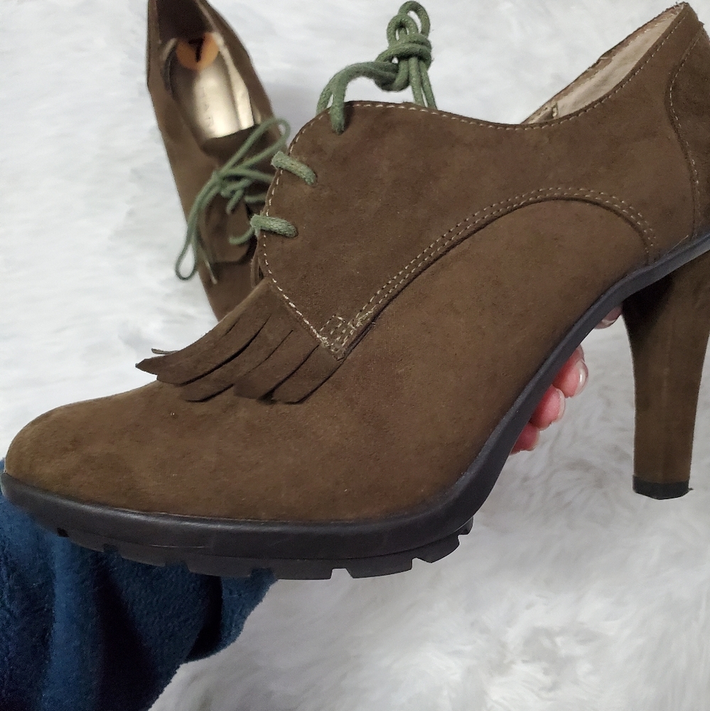 TAHARI TEMPLE~BROWN FAUX SUEDE FRINGE OLIVE GREEN LACE UP BOOTIES!